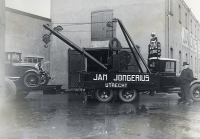 811696 Afbeelding van Jan Jongerius naast een takelwagen voor de grote werk- en bergplaats op het terrein van - en ...